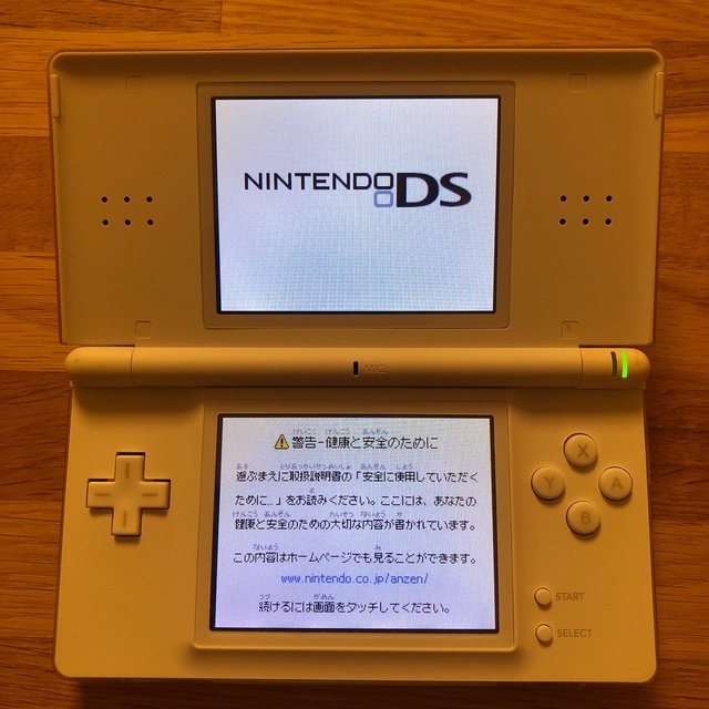 ニンテンドーDS(ニンテンドーDS)のニンテンドーDS lite 本体　ホワイト　充電器付 エンタメ/ホビーのゲームソフト/ゲーム機本体(携帯用ゲーム機本体)の商品写真