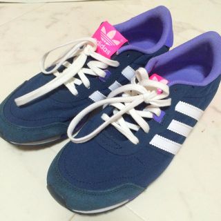 アディダス(adidas)のadidasスニーカー(スニーカー)