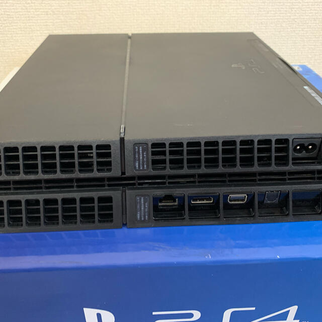 PlayStation4(プレイステーション4)のPS4 CUH-1200AB01 500GB コントローラー2個付き エンタメ/ホビーのゲームソフト/ゲーム機本体(家庭用ゲーム機本体)の商品写真