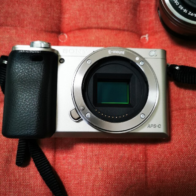 SONY(ソニー)のSONY α6000 パワーズームキット　シルバー スマホ/家電/カメラのカメラ(ミラーレス一眼)の商品写真