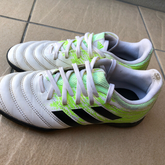 adidas(アディダス)のadidas アディダス フットサルシューズ スポーツ/アウトドアのサッカー/フットサル(シューズ)の商品写真