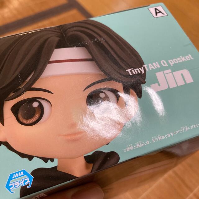 BANDAI(バンダイ)のBTS TinyTAN  Qposket フィギュア jin 　Aカラー エンタメ/ホビーのタレントグッズ(アイドルグッズ)の商品写真