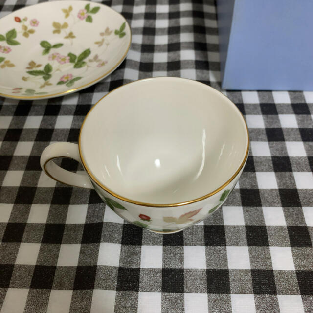 WEDGWOOD(ウェッジウッド)の【未使用】5客セット ウェッジウッド　ワイルドストロベリー　カップ　ソーサー インテリア/住まい/日用品のキッチン/食器(食器)の商品写真