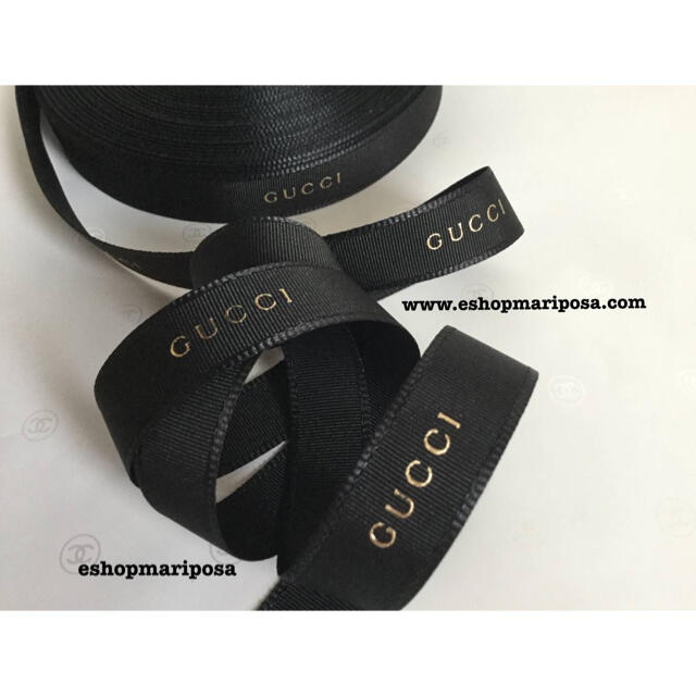 Gucci(グッチ)のグッチリボン🎀 2m 2種ブラック x ゴールド ストライプ ロゴ入り 黒金 インテリア/住まい/日用品のオフィス用品(ラッピング/包装)の商品写真