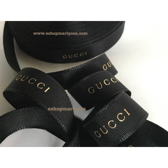 Gucci(グッチ)のグッチリボン🎀 2m 2種ブラック x ゴールド ストライプ ロゴ入り 黒金 インテリア/住まい/日用品のオフィス用品(ラッピング/包装)の商品写真