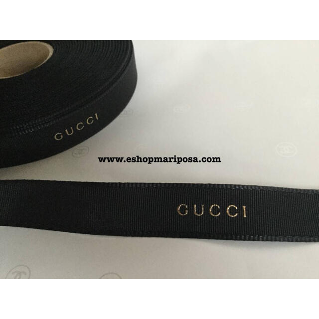 Gucci(グッチ)のグッチリボン🎀 2m 2種ブラック x ゴールド ストライプ ロゴ入り 黒金 インテリア/住まい/日用品のオフィス用品(ラッピング/包装)の商品写真