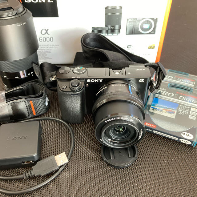 SONY(ソニー)のα6000ダブルズームキット　ストラップ、レンズフィルターお付けします スマホ/家電/カメラのカメラ(ミラーレス一眼)の商品写真