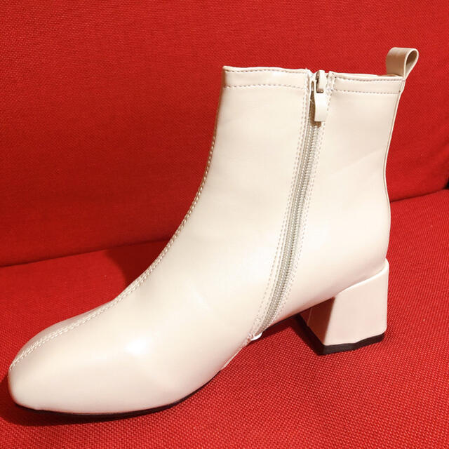ショートブーツ　アイボリー　ホワイト　ライトベージュ　スクエアトゥ　新品 レディースの靴/シューズ(ブーツ)の商品写真