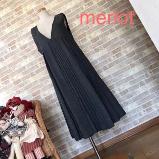 メルロー(merlot)のmerlot【美品プリーツワンピース】(ひざ丈ワンピース)