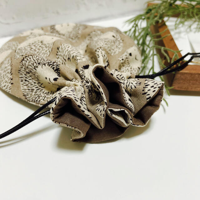 R.64 handmade フリル付きまんまる巾着グレーハリネズミ  在庫セール ハンドメイドのファッション小物(ポーチ)の商品写真