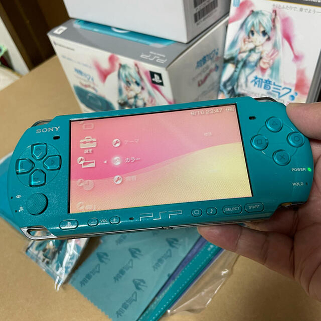 SONY(ソニー)のSEGA PSP 初音ミク PJ DIVA-2ND いっぱいパック エンタメ/ホビーのゲームソフト/ゲーム機本体(携帯用ゲーム機本体)の商品写真