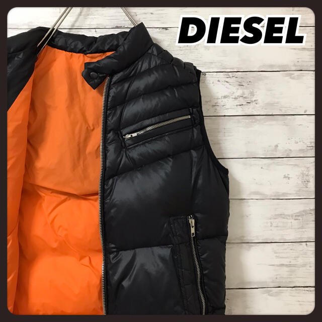 DIESEL(ディーゼル)の☆人気デザイン☆ ディーゼル ダウンベスト 黒 × オレンジ 中綿 背面ロゴ メンズのジャケット/アウター(ダウンベスト)の商品写真