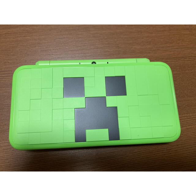 ニンテンドー2DS(ニンテンドー2DS)のMINECRAFT Newニンテンドー2DS LL CREEPER EDITIO エンタメ/ホビーのゲームソフト/ゲーム機本体(携帯用ゲーム機本体)の商品写真