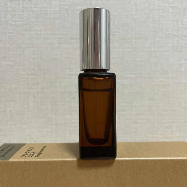 AUX PARADIS(オゥパラディ)のAUXPARADIS Fleur 15ml コスメ/美容の香水(香水(女性用))の商品写真