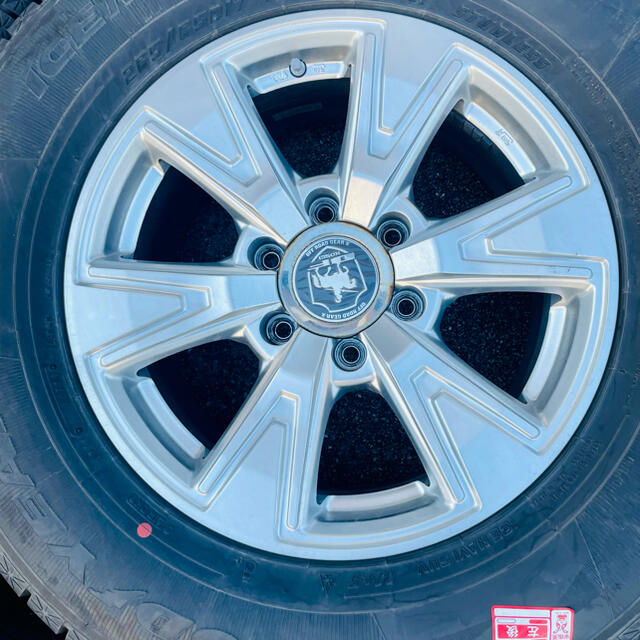 Goodyear(グッドイヤー)のスタッドレスタイヤ 265/65/R17 自動車/バイクの自動車(タイヤ・ホイールセット)の商品写真