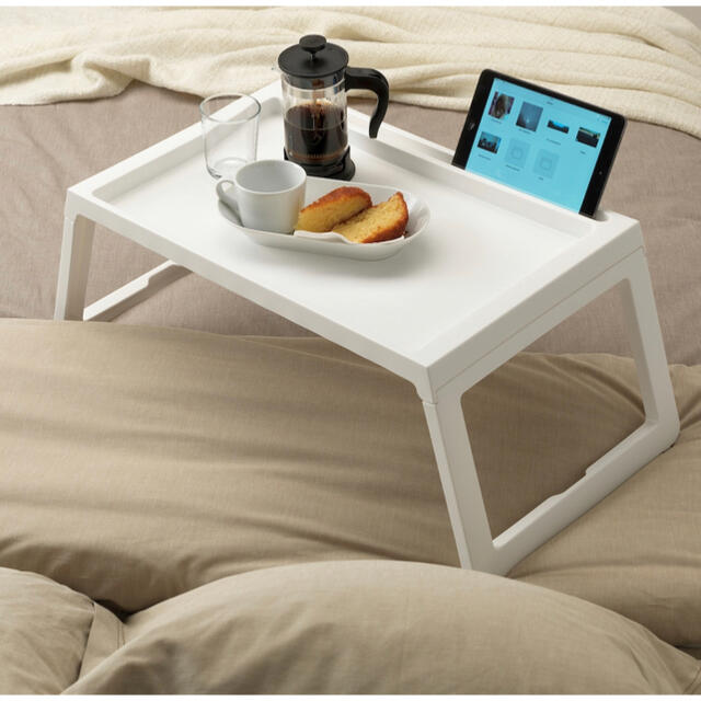 IKEA(イケア)の【新品】イケア　IKEA KLIPSK　クリプスク　トレイ テーブル 　ホワイト インテリア/住まい/日用品の机/テーブル(折たたみテーブル)の商品写真