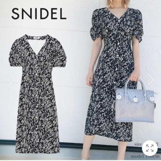 スナイデル(SNIDEL)のスナイデル　フラワーパターンタイトワンピース(ひざ丈ワンピース)