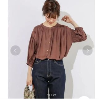 ナチュラルクチュール(natural couture)のとろみサテンギャザーブラウス(シャツ/ブラウス(長袖/七分))