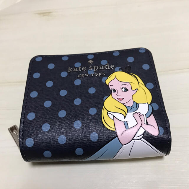 kate spade new york(ケイトスペードニューヨーク)の【アメリカ店購入】新品未使用　ケイトスペード×ディズニー アリスコラボ　折り財布 レディースのファッション小物(財布)の商品写真