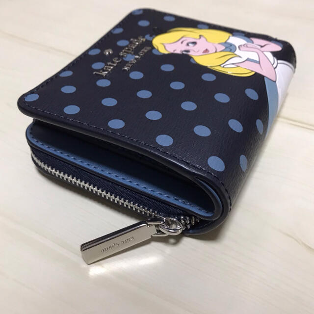 kate spade new york(ケイトスペードニューヨーク)の【アメリカ店購入】新品未使用　ケイトスペード×ディズニー アリスコラボ　折り財布 レディースのファッション小物(財布)の商品写真