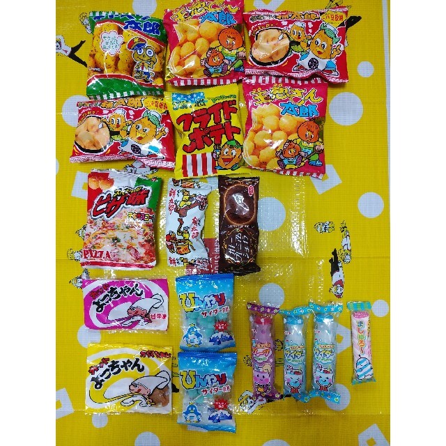 🌟駄菓子18点とミニフィギュア2体とグリコ袋セット 食品/飲料/酒の食品(菓子/デザート)の商品写真