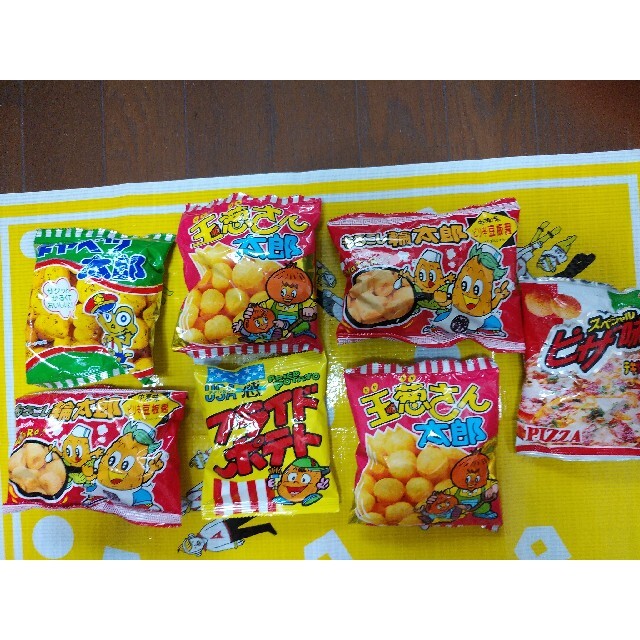 🌟駄菓子18点とミニフィギュア2体とグリコ袋セット 食品/飲料/酒の食品(菓子/デザート)の商品写真