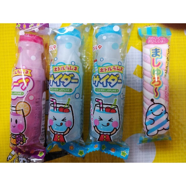 🌟駄菓子18点とミニフィギュア2体とグリコ袋セット 食品/飲料/酒の食品(菓子/デザート)の商品写真