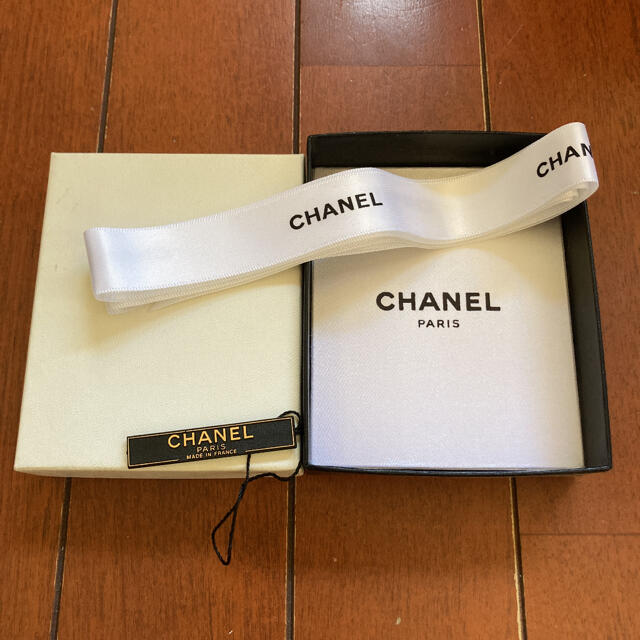 CHANEL(シャネル)の新品未使用‼️✨CHANELネックレス箱、ロゴリボン＆シリアルバー付き レディースのアクセサリー(ネックレス)の商品写真