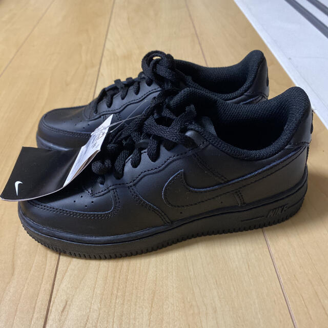 NIKE(ナイキ)のNIKE Air Force 1 黒　エアフォースワン キッズ/ベビー/マタニティのキッズ靴/シューズ(15cm~)(スニーカー)の商品写真