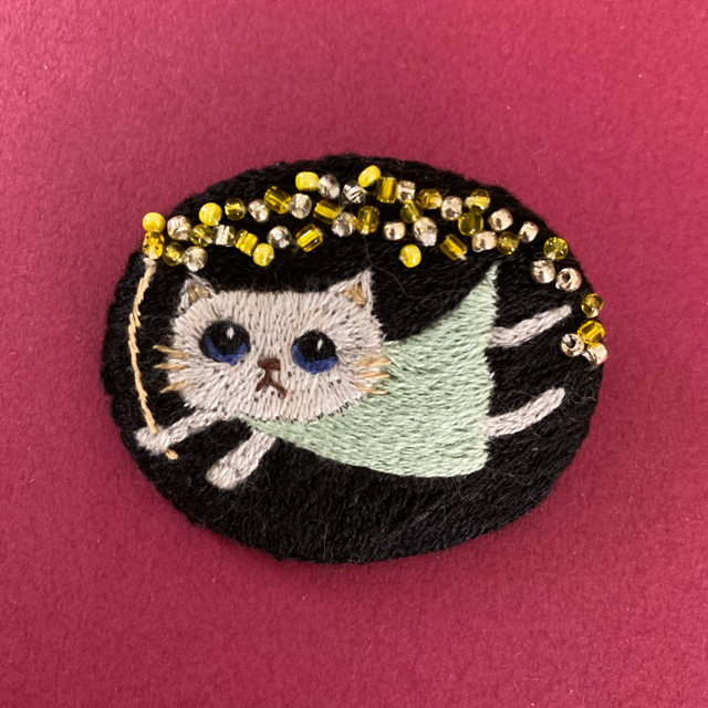 112  グレー猫さんのキラキラ刺繍ブローチ ハンドメイドのアクセサリー(コサージュ/ブローチ)の商品写真