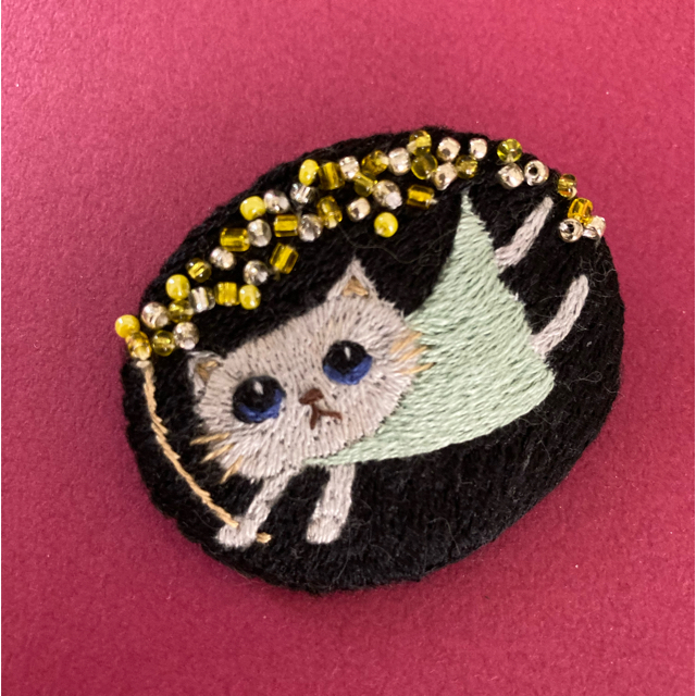 112  グレー猫さんのキラキラ刺繍ブローチ ハンドメイドのアクセサリー(コサージュ/ブローチ)の商品写真