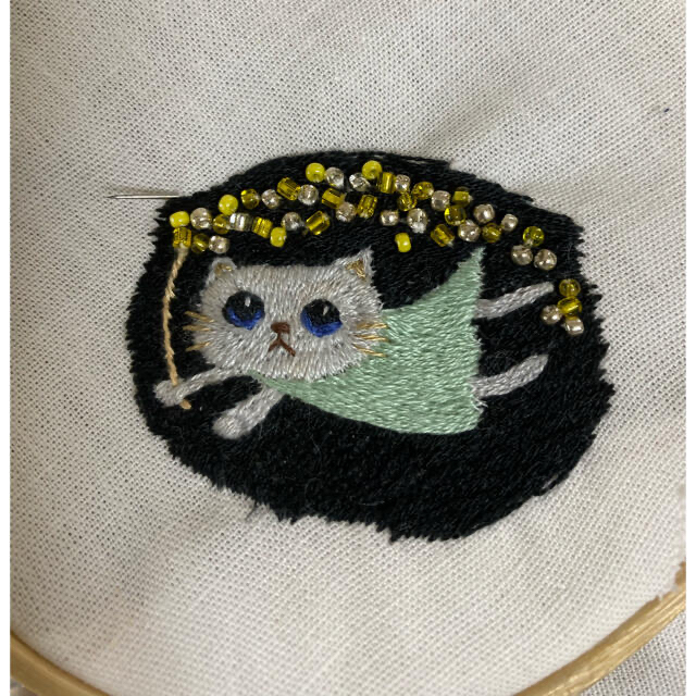 112  グレー猫さんのキラキラ刺繍ブローチ ハンドメイドのアクセサリー(コサージュ/ブローチ)の商品写真