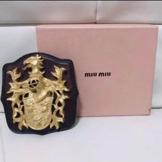 ミュウミュウ(miumiu)のミュウミュウ　エンブレムブローチ(ブローチ/コサージュ)