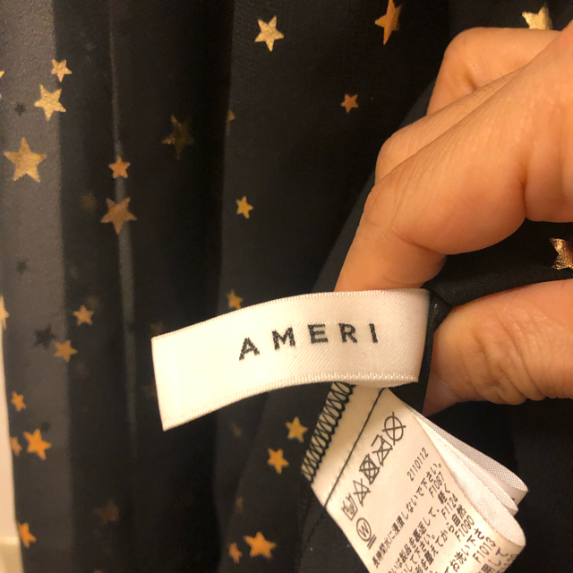 Ameri VINTAGE(アメリヴィンテージ)のアメリビンテージ　AIRY HIGH NECKED DRESS レディースのワンピース(ロングワンピース/マキシワンピース)の商品写真
