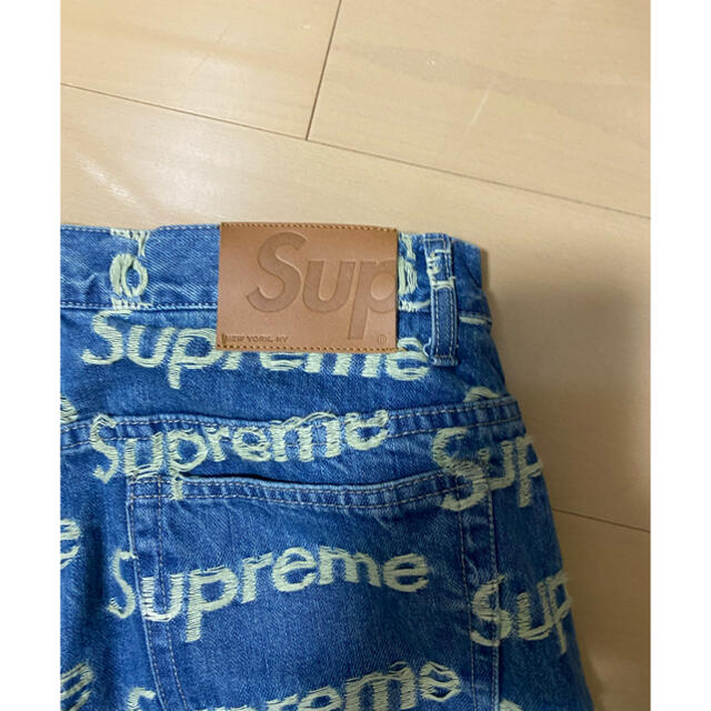 Supreme(シュプリーム)のsupreme frayed logos denim pants メンズのパンツ(デニム/ジーンズ)の商品写真