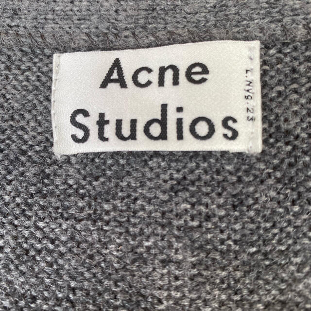 ACNE(アクネ)のアクネ　ニットカーディガン　グレー レディースのトップス(カーディガン)の商品写真