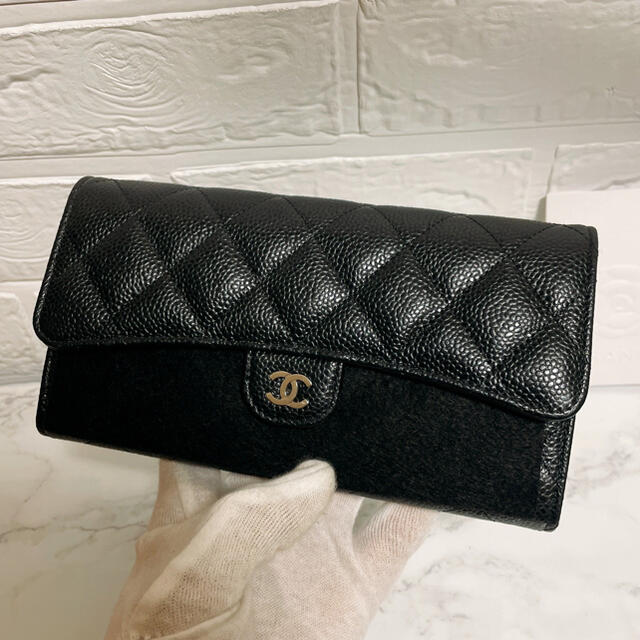 CHANEL(シャネル)の新品未使用 CHANEL　新型　マトラッセ キャビアスキン  シルバー金具 レディースのファッション小物(財布)の商品写真