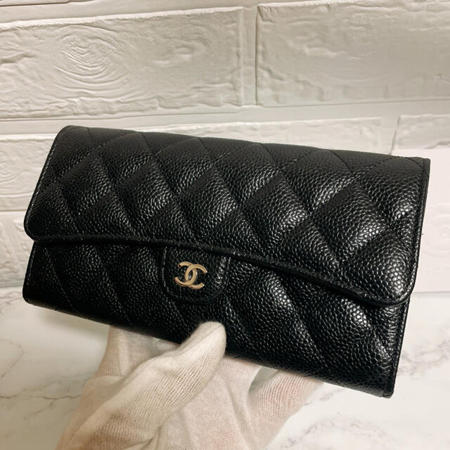 CHANEL(シャネル)の新品未使用 CHANEL　新型　マトラッセ キャビアスキン  シルバー金具 レディースのファッション小物(財布)の商品写真