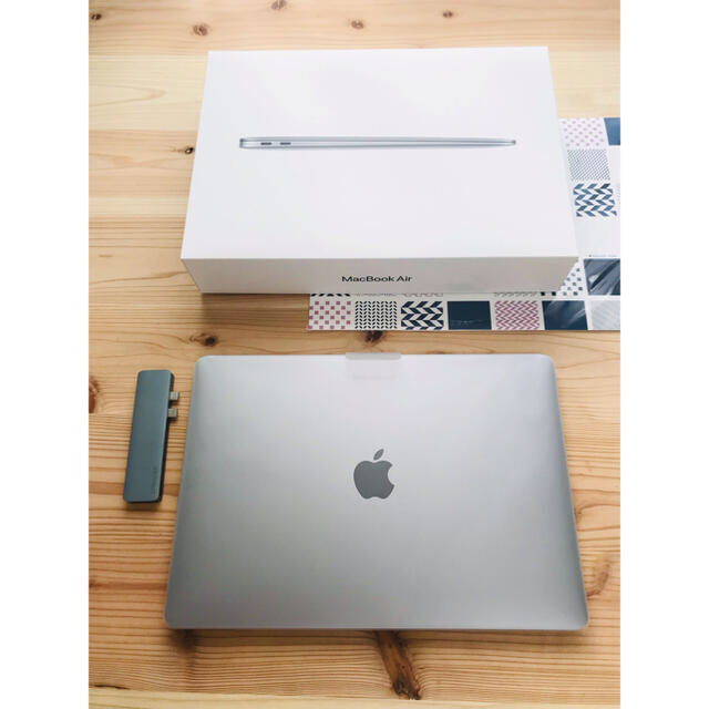 Apple(アップル)の新品同様/保証来年3月まで MacBook air M1 【1万円の付属品付き】 スマホ/家電/カメラのPC/タブレット(ノートPC)の商品写真