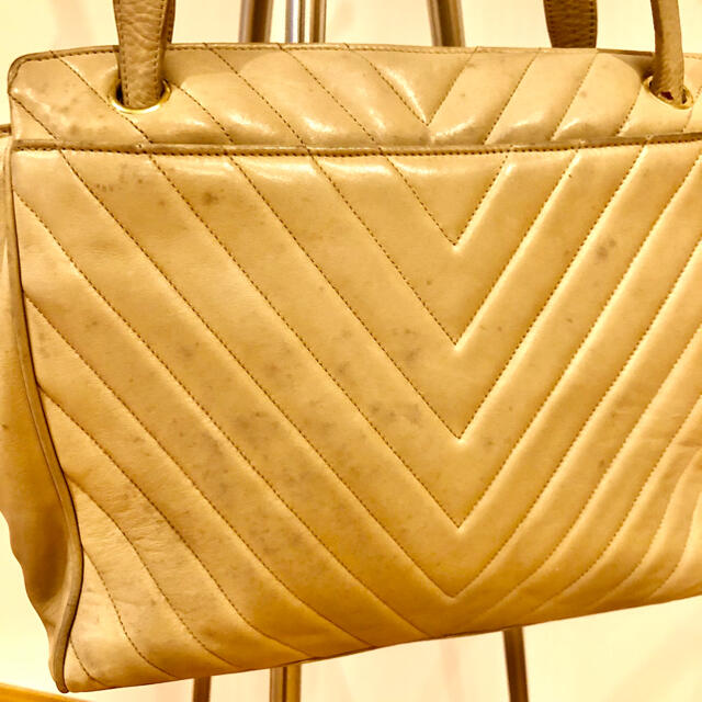 CHANEL(シャネル)の【週末SALE】シャネル　ベージュ　バッグ　シミあり レディースのバッグ(ショルダーバッグ)の商品写真