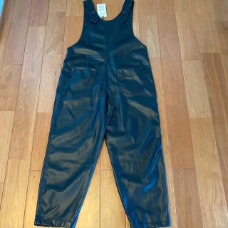 ザラ(ZARA)の【新品！未使用！】ZARA フェイクレザー調オールインワン(オールインワン)