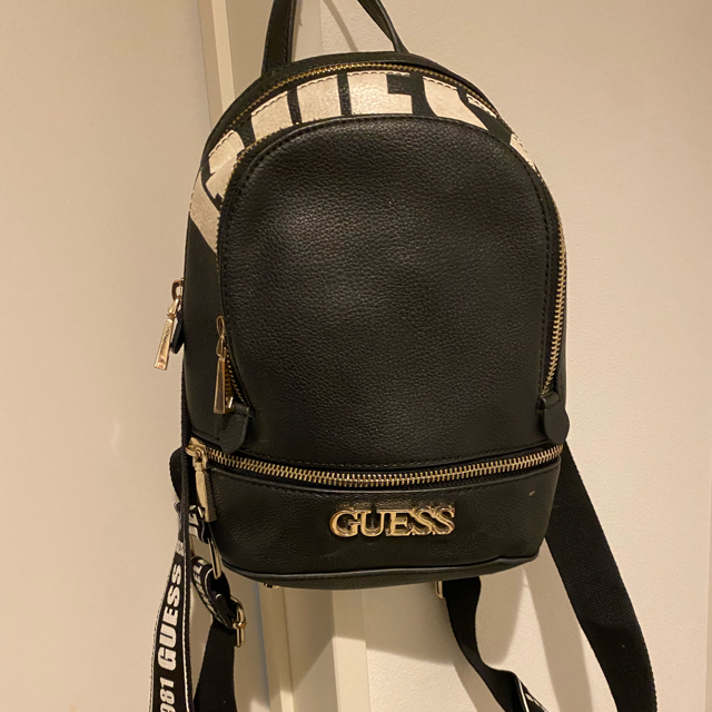 GUESS(ゲス)のH.Mさん専用　GUESS  リュック　お買い得価格💜💜 レディースのバッグ(リュック/バックパック)の商品写真