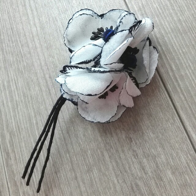 ミナペルホネン mina perhonen コサージュ anemone 印象のデザイン ...