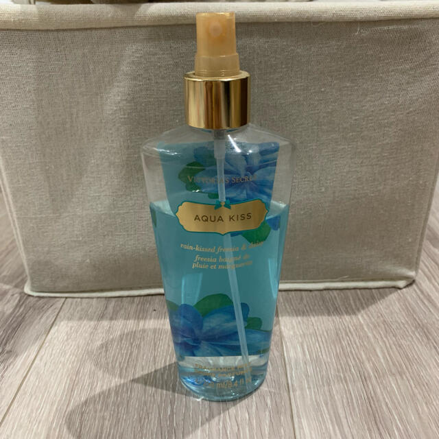 Victoria's Secret(ヴィクトリアズシークレット)のヴィクトリアシークレット ボディミスト アクアキス  250mL コスメ/美容の香水(香水(女性用))の商品写真