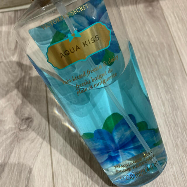 Victoria's Secret(ヴィクトリアズシークレット)のヴィクトリアシークレット ボディミスト アクアキス  250mL コスメ/美容の香水(香水(女性用))の商品写真