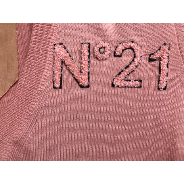 N°21(ヌメロヴェントゥーノ)の極美品 ヌメロ ヴェントゥーノ V首ニット 38 ワンポイント刺繍 ピンク色 レディースのトップス(ニット/セーター)の商品写真