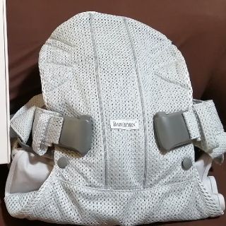 ベビービョルン(BABYBJORN)の【未使用】ベビービョルン　ワンカイエアー ONE KAI Air シルバー(抱っこひも/おんぶひも)