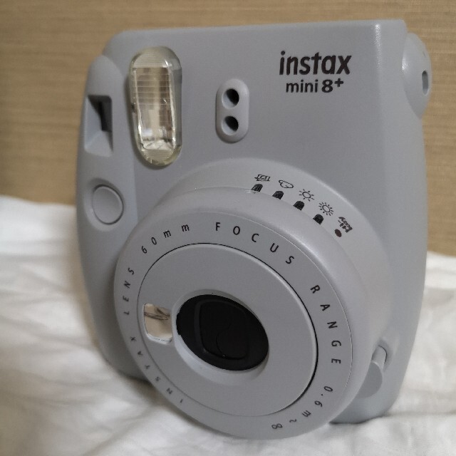 富士フイルム(フジフイルム)の【付属品付、フィルム＆電池入り】チェキinstax mini 8+ スマホ/家電/カメラのカメラ(フィルムカメラ)の商品写真