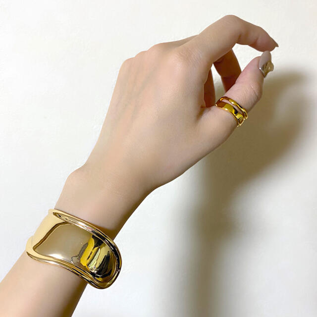 Ameri VINTAGE(アメリヴィンテージ)のWide nuance bangle No.582 レディースのアクセサリー(ブレスレット/バングル)の商品写真