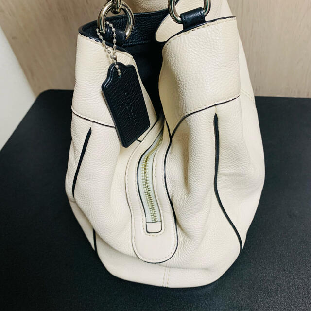 COACH(コーチ)の専用【美品】coach 大容量　多機能　ハンドバッグ　ホワイト レディースのバッグ(ハンドバッグ)の商品写真